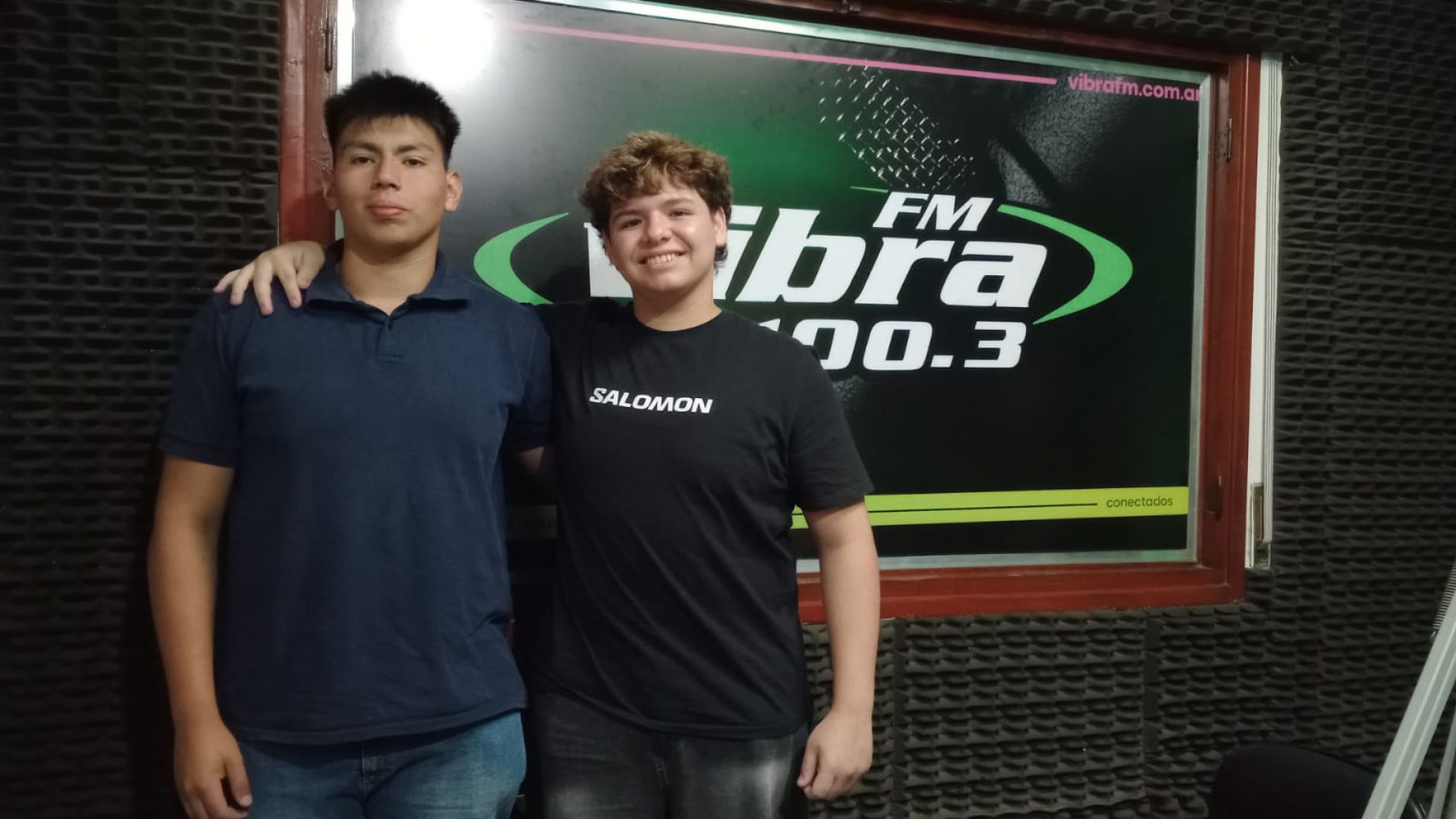 Valentín Ureta y Gonzalo Castillo en el estudio de Vibra FM.