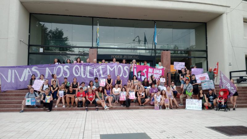 Pocas pero contundentes en el mensaje "No queremos más mujeres muertas"
