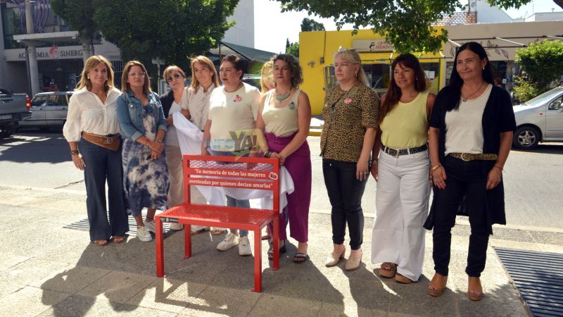 Colocaron un banco rojo para visibilizar la lucha contra la violencia de género