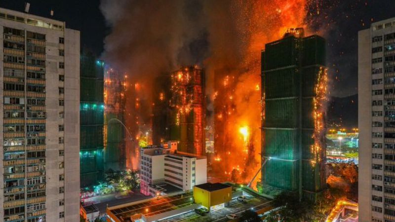 Videos impactantes: El fuego arrasó con un complejo de edificios en Hong Kong