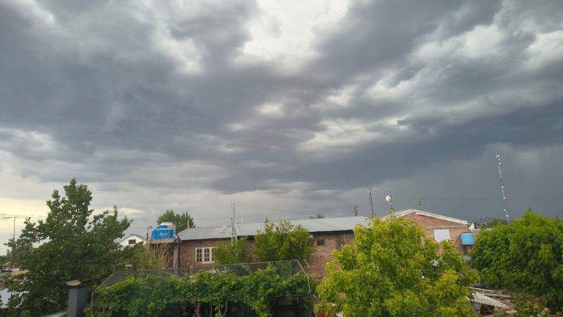 Se acerca una tormenta con agua y granizo por el oeste de la ciudad
