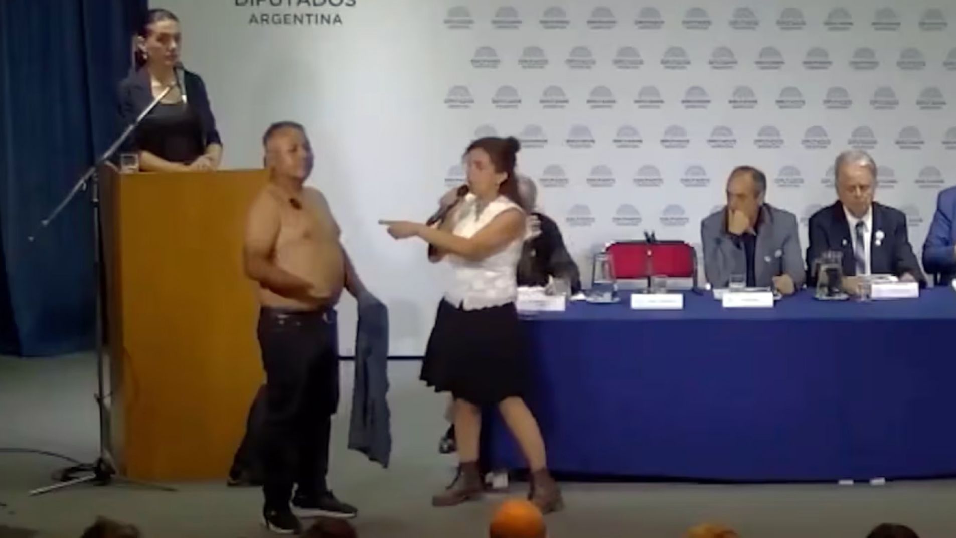 COVID-19: Insólito acto antivacunas con un hombre en el Congreso (Video)