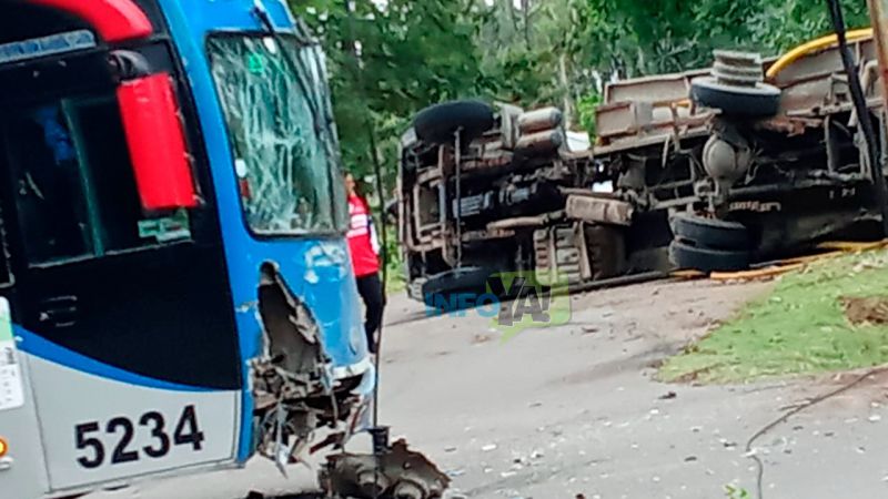 Choque entre un micro y un camión municipal que terminó volcado (Video)