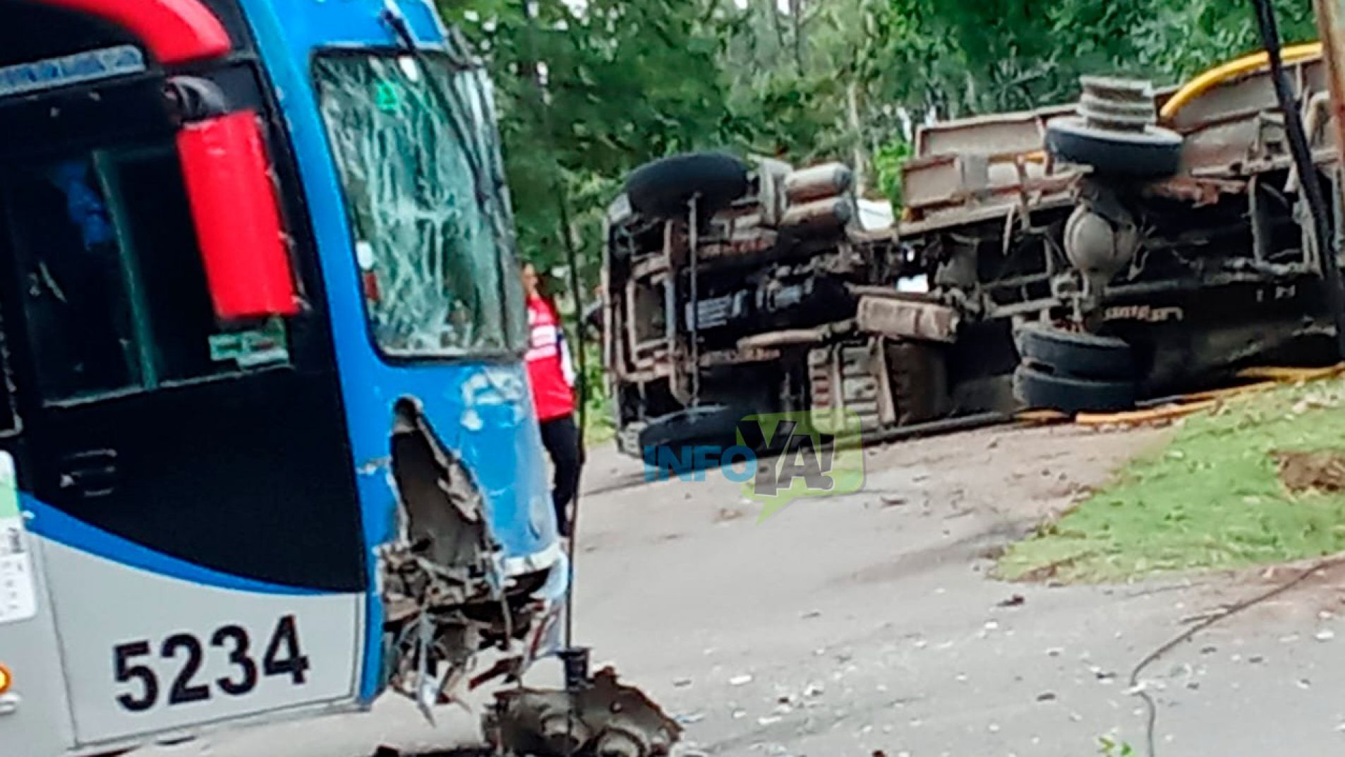 Choque entre un micro y un camión municipal que terminó volcado (video)