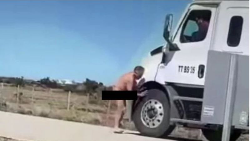 Insólito: hombre desnudo causó caos y dañó un vehículo argentino (Video)