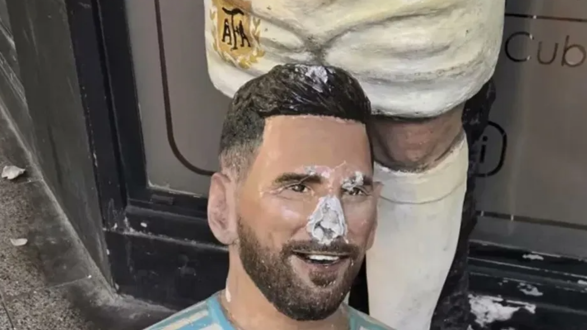 Destrozaron a patadas una estatua de Lionel Messi