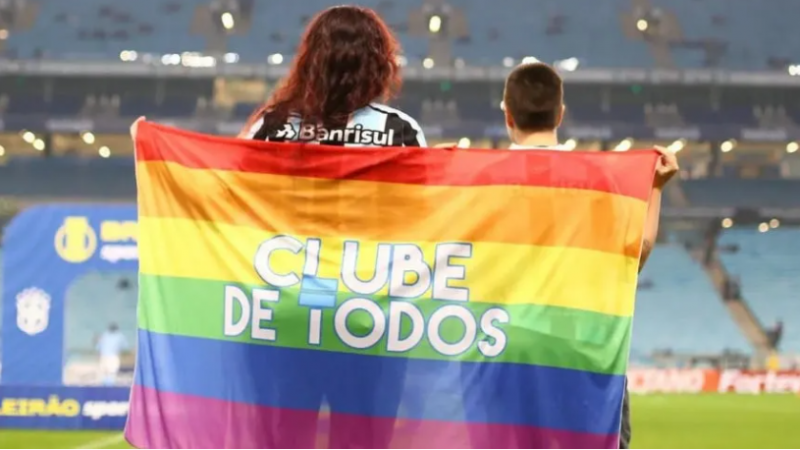 "No quiero que entrenen con camisetas rosas, parecen unos maricas"