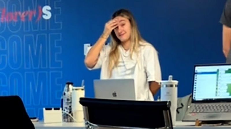 Le dijeron que debía cantar el Himno en su primer día de trabajo (Video)