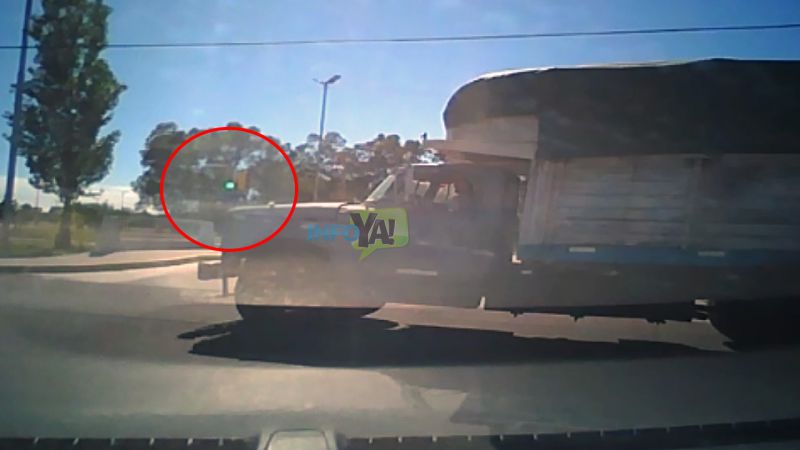 Un camión pasó en rojo y casi se llevó por delante a un auto: quedó grabado