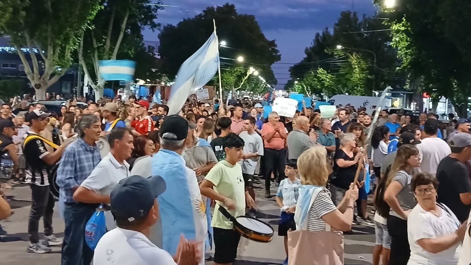 En Alvear: el agua se defiende. Hubo masiva concentración y marcha