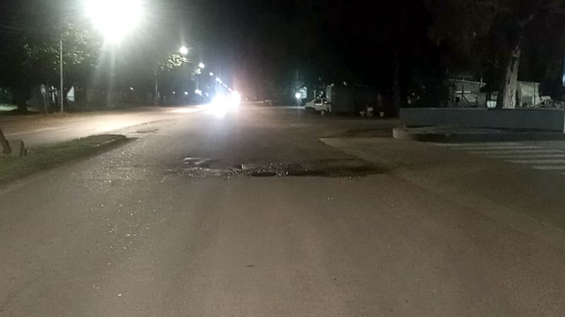 Reclaman por pérdida de agua que lleva casi un año: se ha formado un pozo