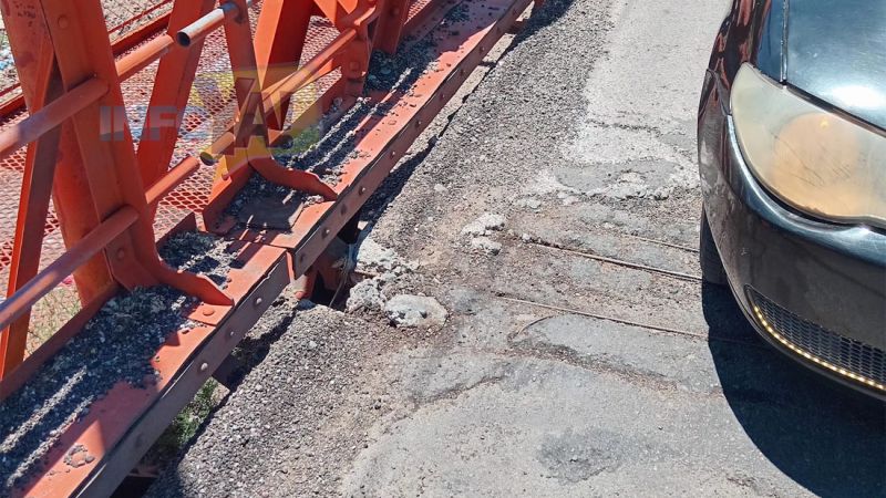 Automovilistas piden que se repare un pozo sobre un puente de la Balloffet