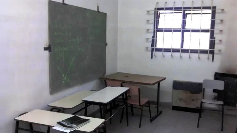 Una pareja fue descubierta mientras tenía sexo frente a un aula con alumnos