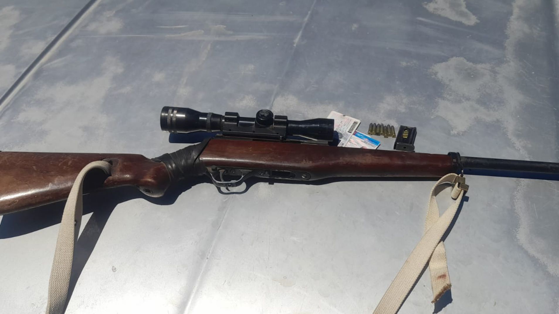 Lo pararon por no tener la patente y terminó detenido por un arma de fuego