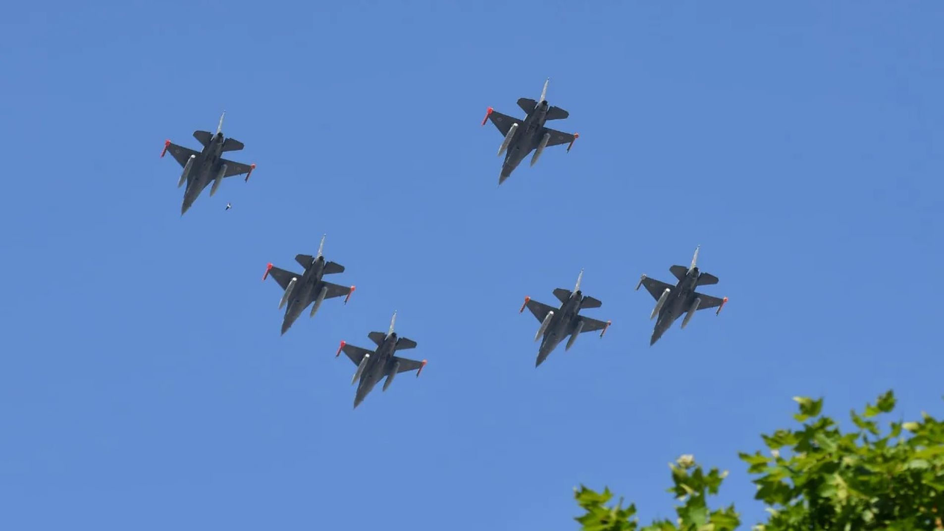 Los F-16 hicieron vuelo rasante sobre el obelisco y la Casa Rosada (Videos)