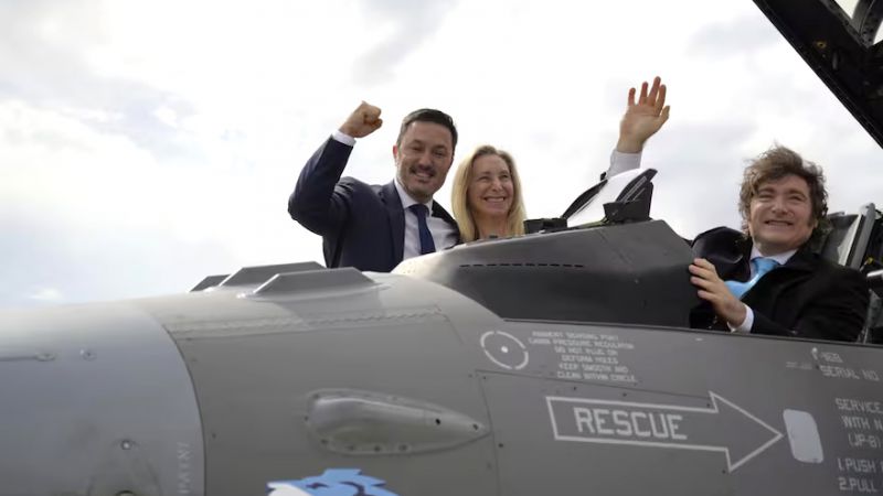 Milei presentó los F16, criticó al kirchnerismo y reivindicó el "poder militar"