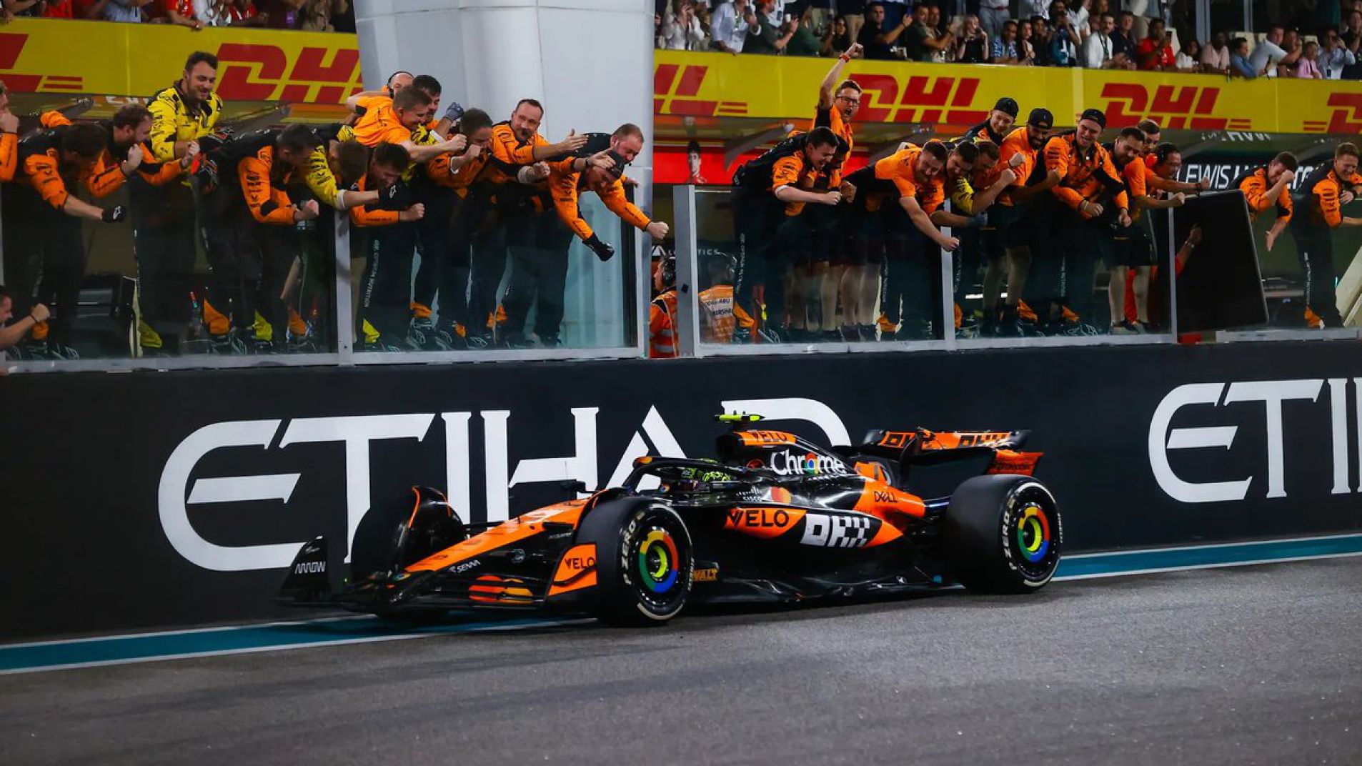 Lando Norris festeja con el equipo de McLaren.