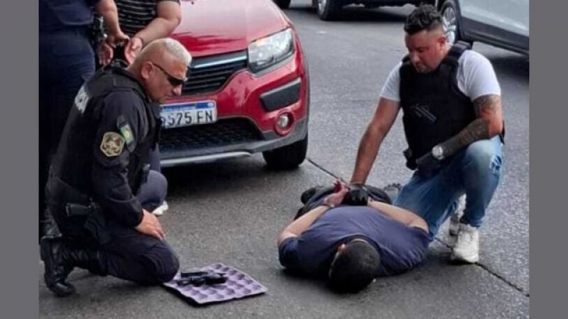 Un policía atropelló a motociclista, escapó y luego mató al primo de la víctima