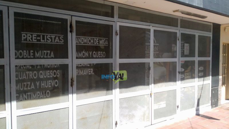 Rompieron el blíndex con un piedrazo e ingresaron a robar en una rotisería