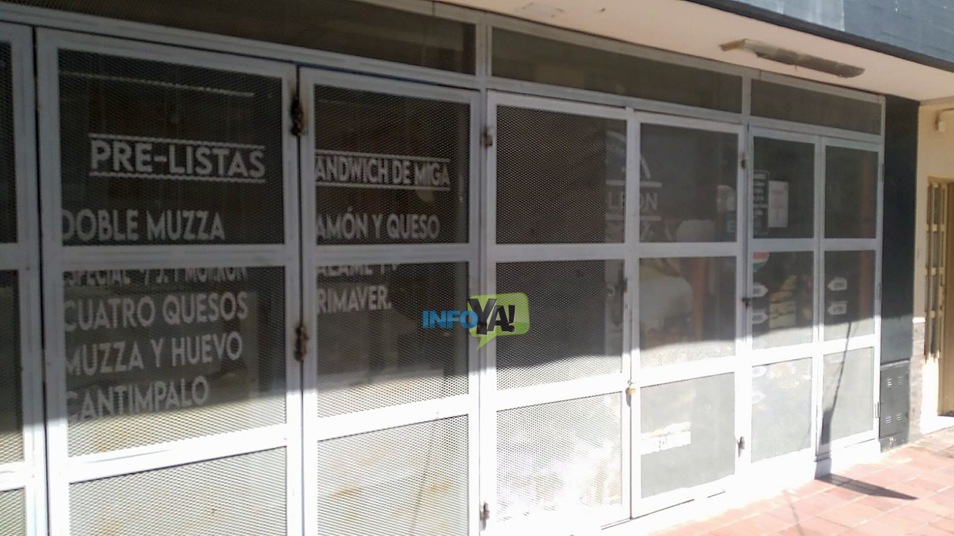 Rompieron el blíndex con un piedrazo e ingresaron a robar en una rotisería