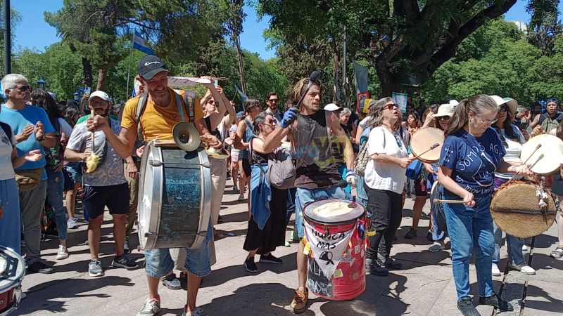 Fotos: Cientos de manifestantes se reúnen en la Legislatura por la minería