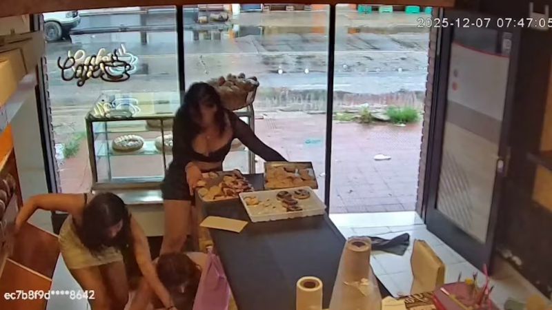 A la salida de un boliche cuatro chicas atacaron a una panadera (Video)