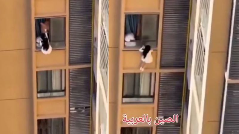 Video: Una mujer quiso huir de la esposa de su amante y casi cae del piso 13