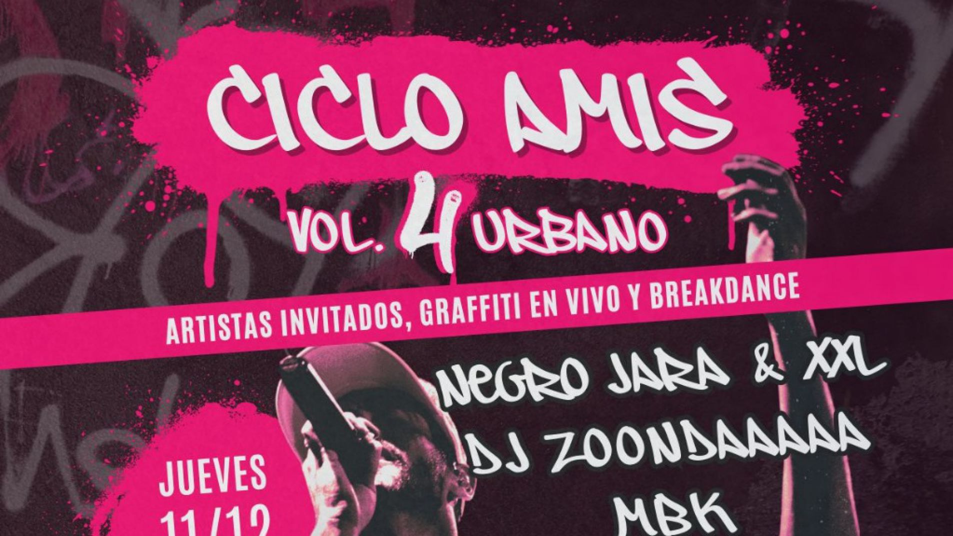 Músicos urbanos en el patio de la biblioteca