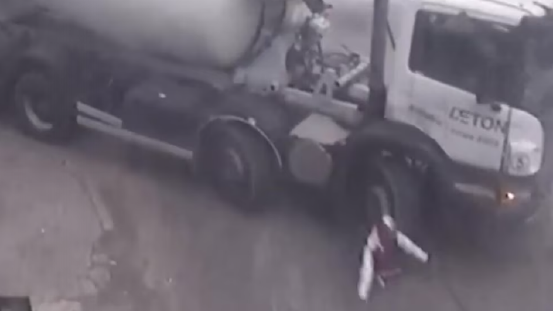 El camión no lo aplastó por unos pocos centímetros.