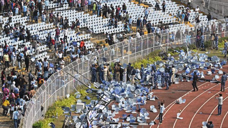 Fotos y videos: El caos que desató la visita de Messi en India: destrozaron el estadio