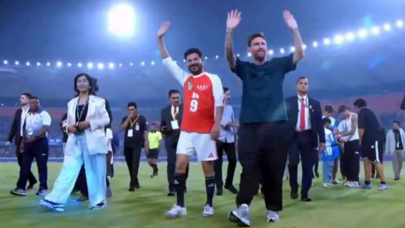 Messi viajó a Hyderabad: jugó a la pelota con nenes e hizo delirar a una multitud