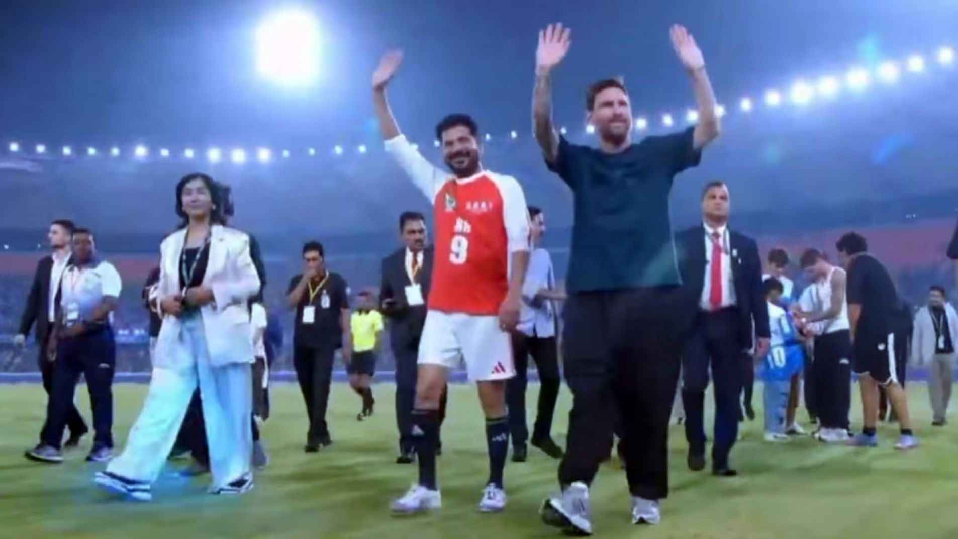 Messi viajó a Hyderabad: jugó a la pelota con nenes e hizo delirar a una multitud