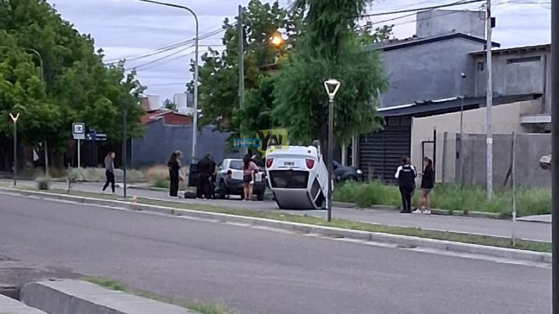 Alcoholemia positiva: volcó en Av del Trabajo tras chocar un auto estacionado