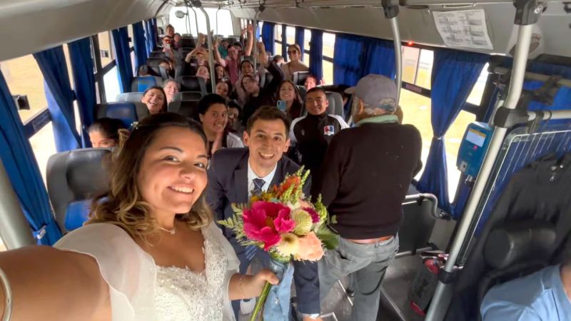 Viral: Una pareja eligió el colectivo para viajar a su fiesta de casamiento