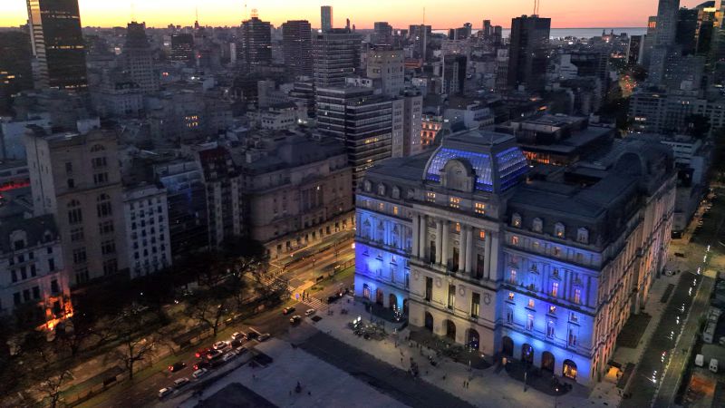 Lo descubrieron grabando a menores, lo increparon y se tiró por una ventana