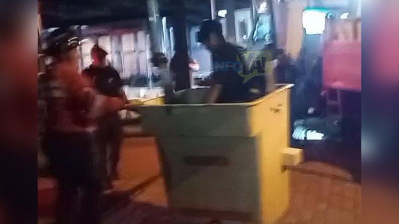 Un joven borracho causó disturbios y se arrojó desde un andamio (Video)
