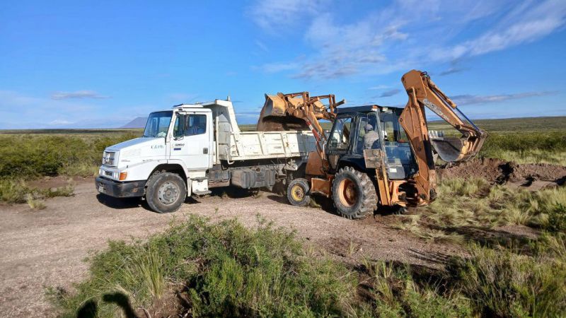Con maquinaria recuperan caminos en la zona de El Secano