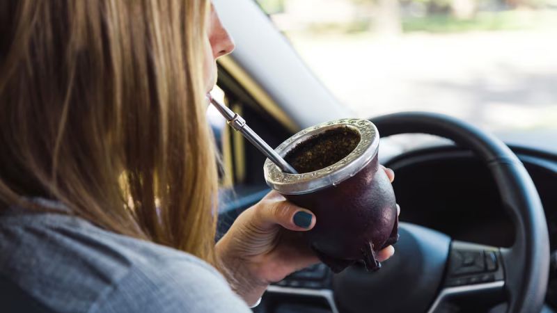 En Mendoza te multan si conducís tomando mates: de cuánto es la boleta