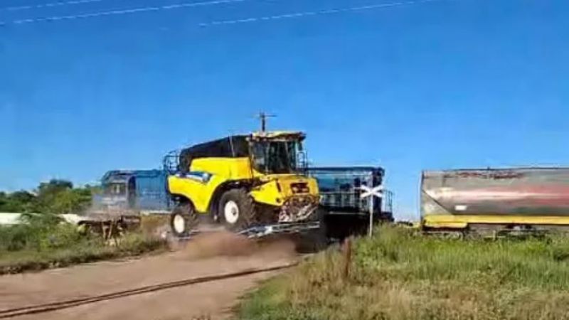 Video: Un tren de cargas embistió un carretón con maquinaria agrícola