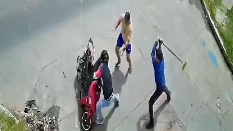 Video: la golpiza de un grupo de vecinos a dos motochorros