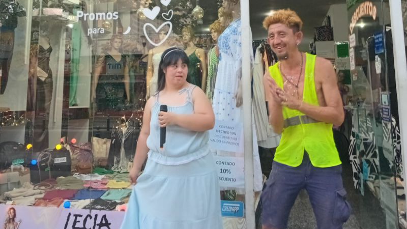 El Paseo Pellegrini a pleno show: Fátima, la cantante y el "bailarín estelar"