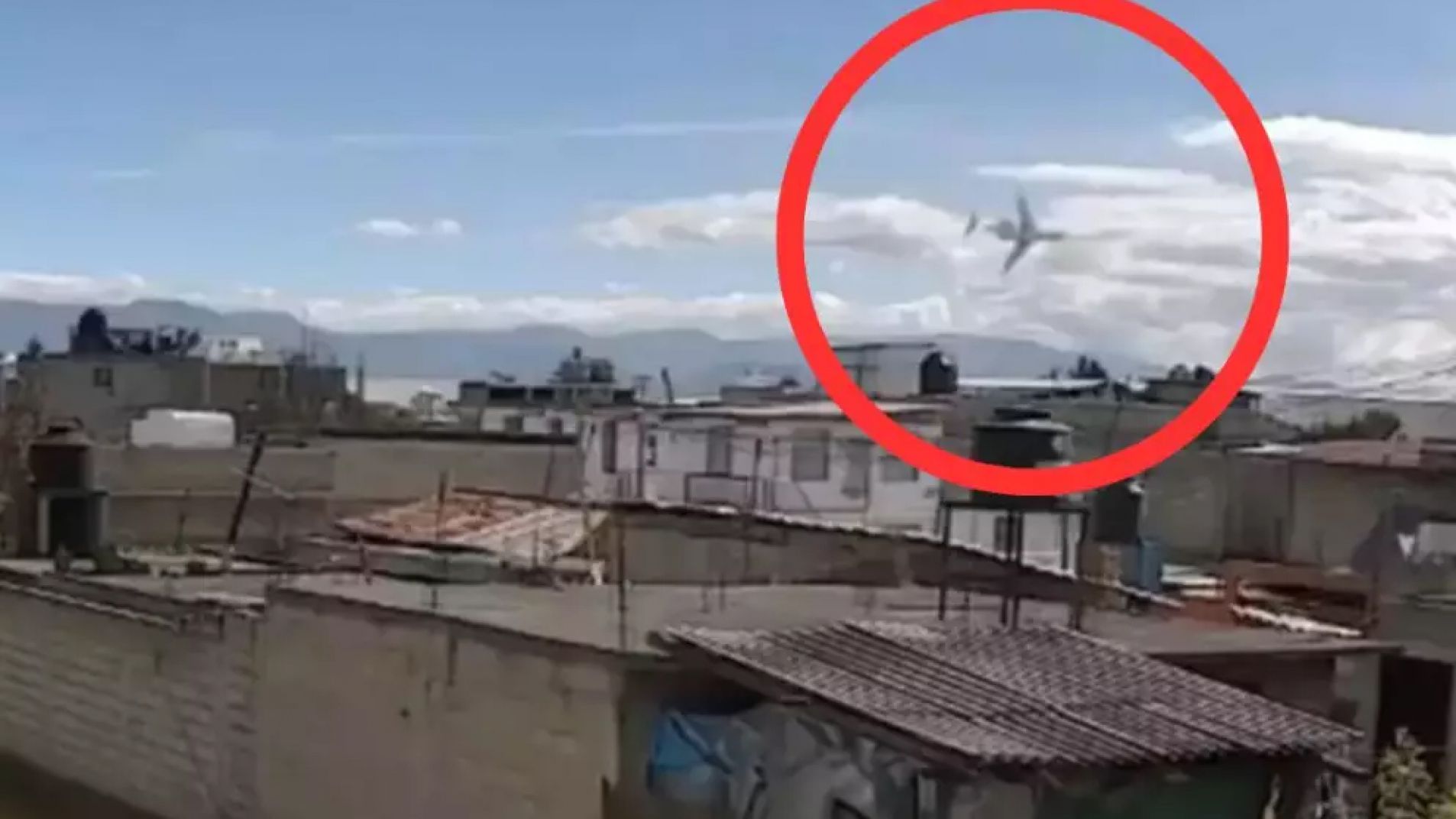 Tragedia: tres niños entre los diez muertos al estrellarse un avión (Videos)