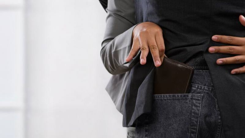 La "maniobra de la seductora": una mujer lo abrazó y le robó la billetera con $170 mil