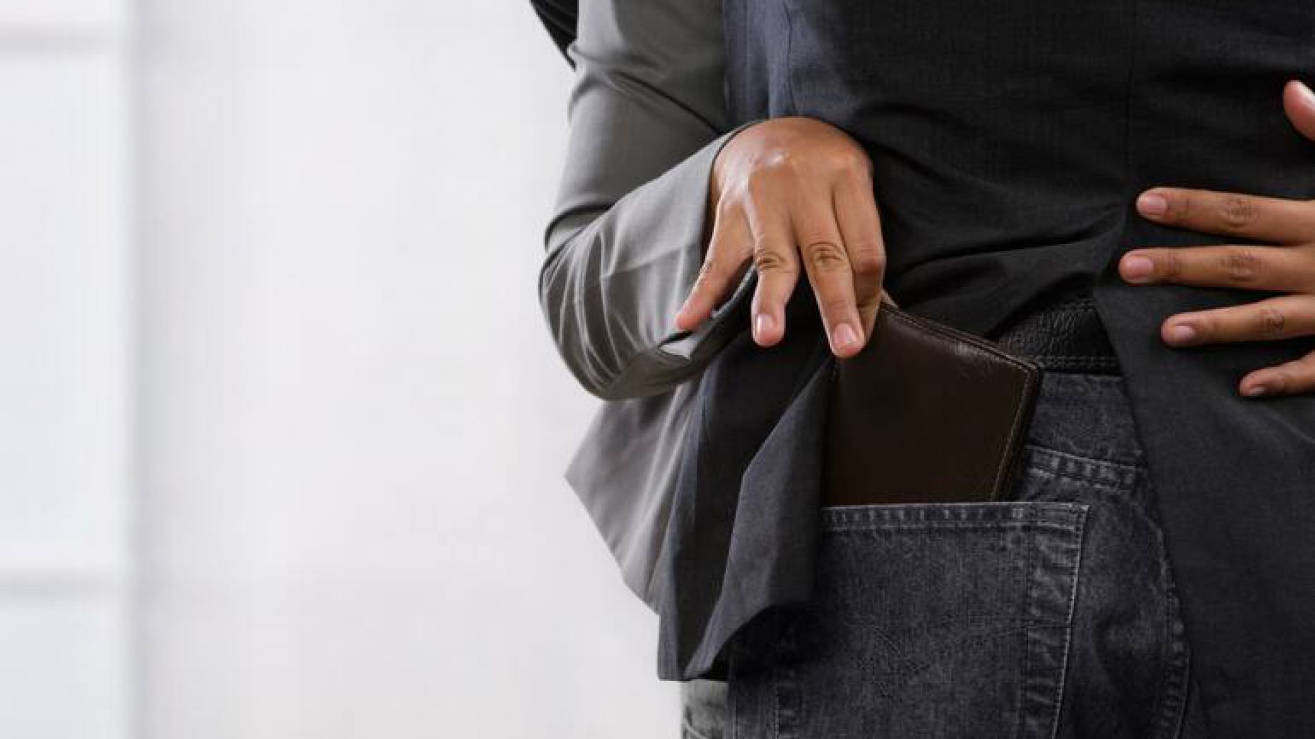 La mujer aplicó el "método del abrazo" para robar la billetera (imagen ilustrativa).