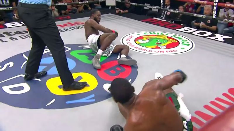 Boxeadores se golpearon simultaneamente y quedaron al borde del nocaut