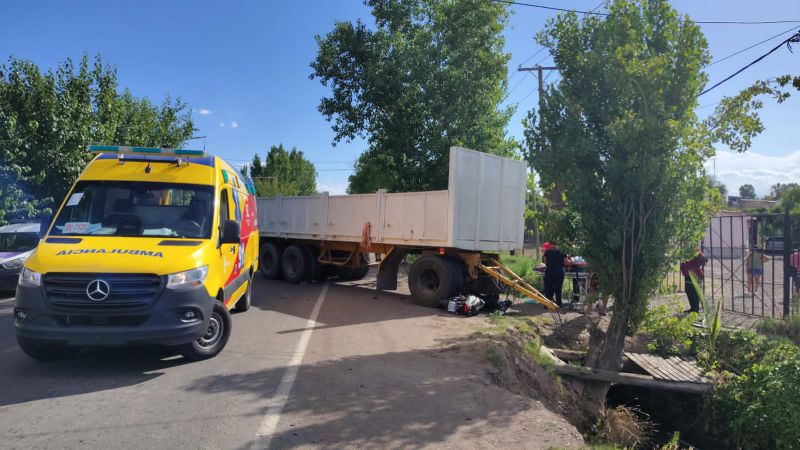 Se desprendió un acoplado y mató a un joven que iba de acompañante en una moto