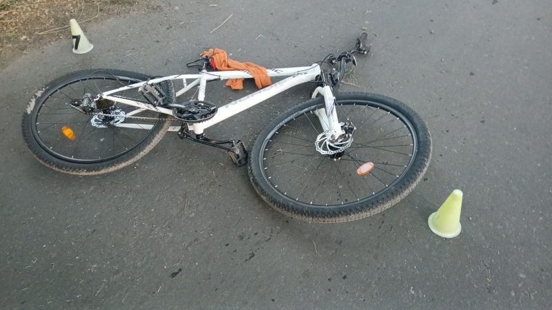 Un auto atropelló a una bicicleta en la que circulaban un padre y su hijo