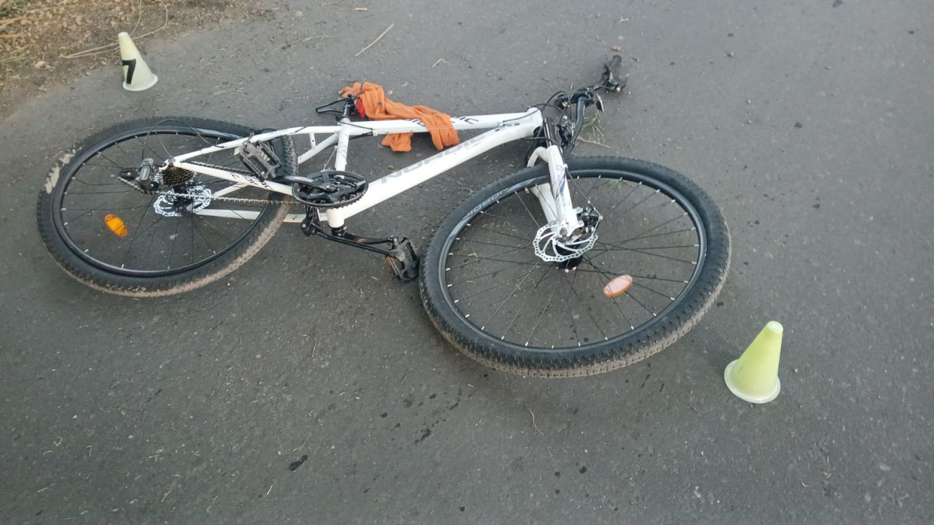 Un auto atropelló a una bicicleta en la que circulaban un padre y su hijo