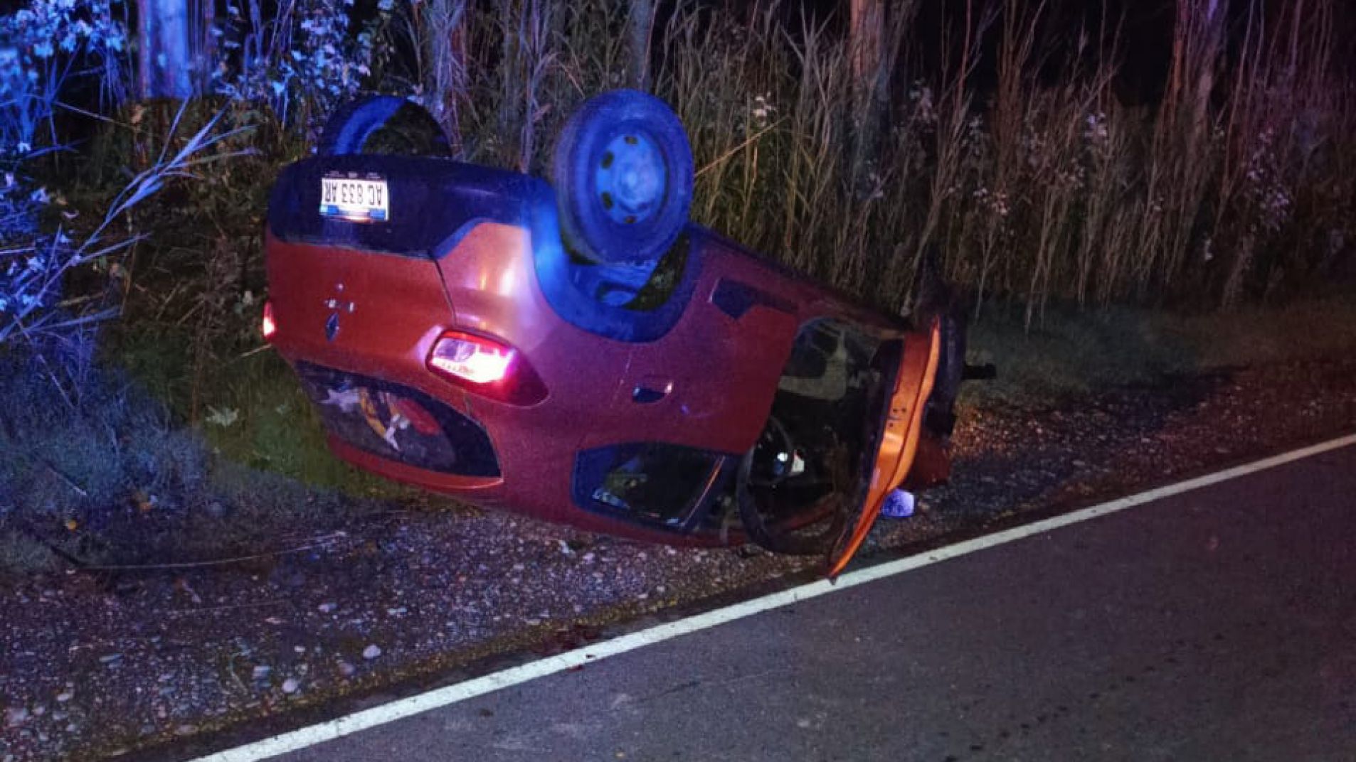 Totalmente borracha una enfermera volcó con su auto y terminó detenida