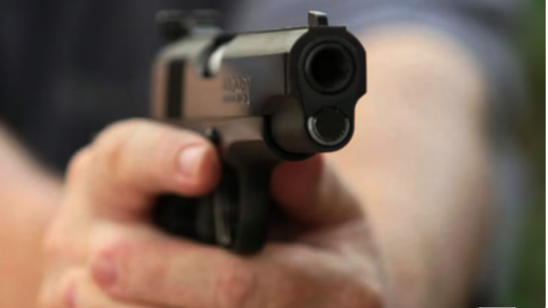 Tenía sexo en el auto con una mujer y le disparó a un hombre